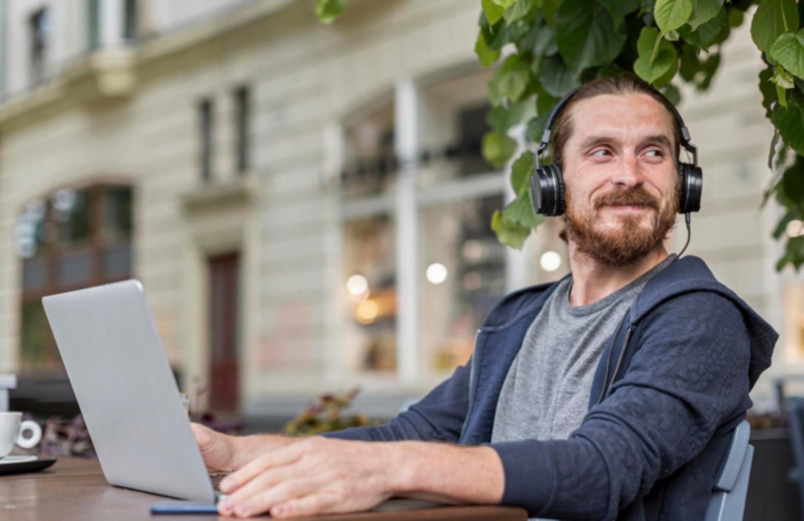 Session de formation en analyse financière avec participants actifs