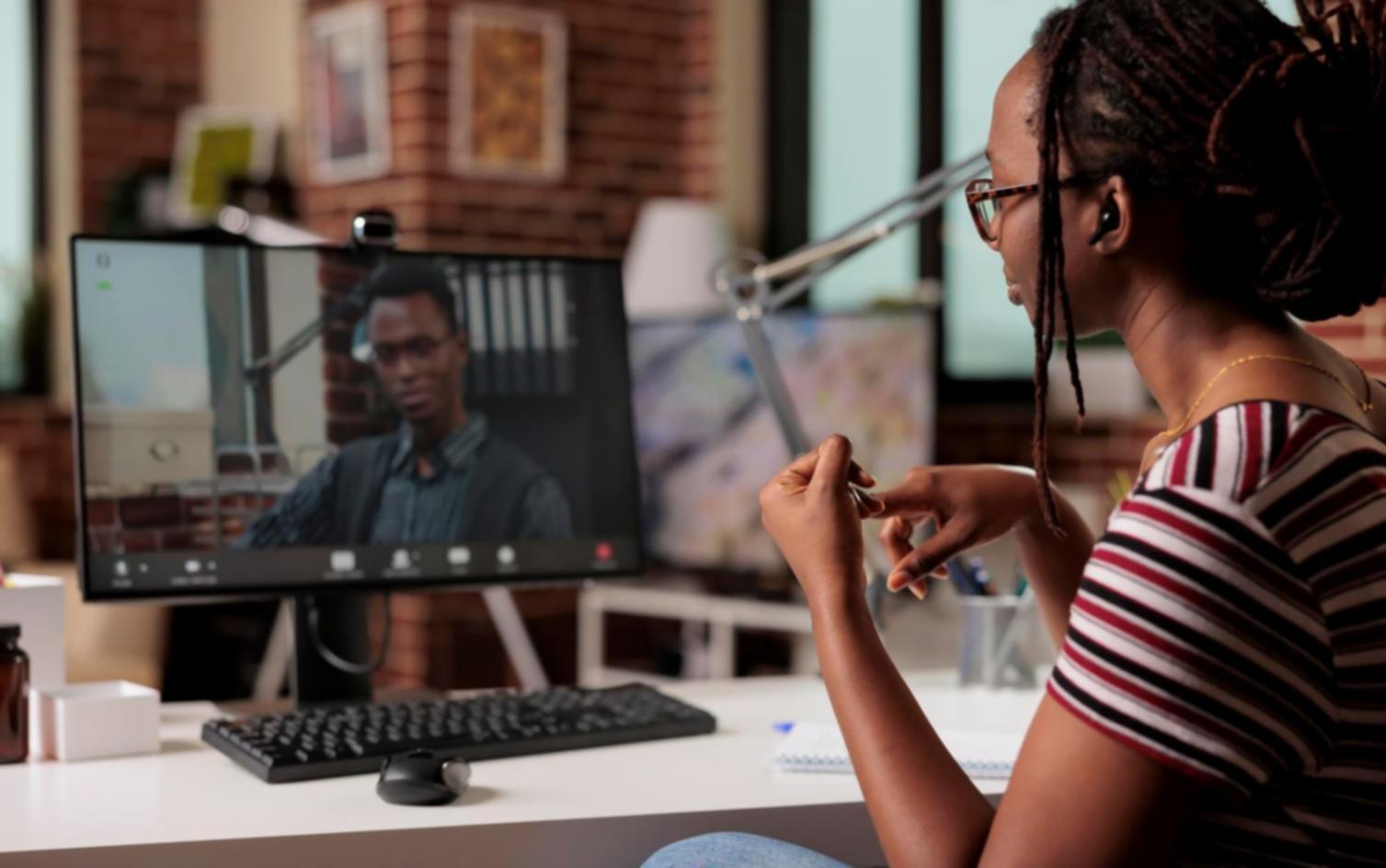 Entrepreneur analysant des données financières sur plusieurs écrans